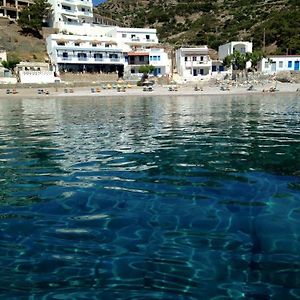 To Votsalo-Beach Side Studios & Taverna